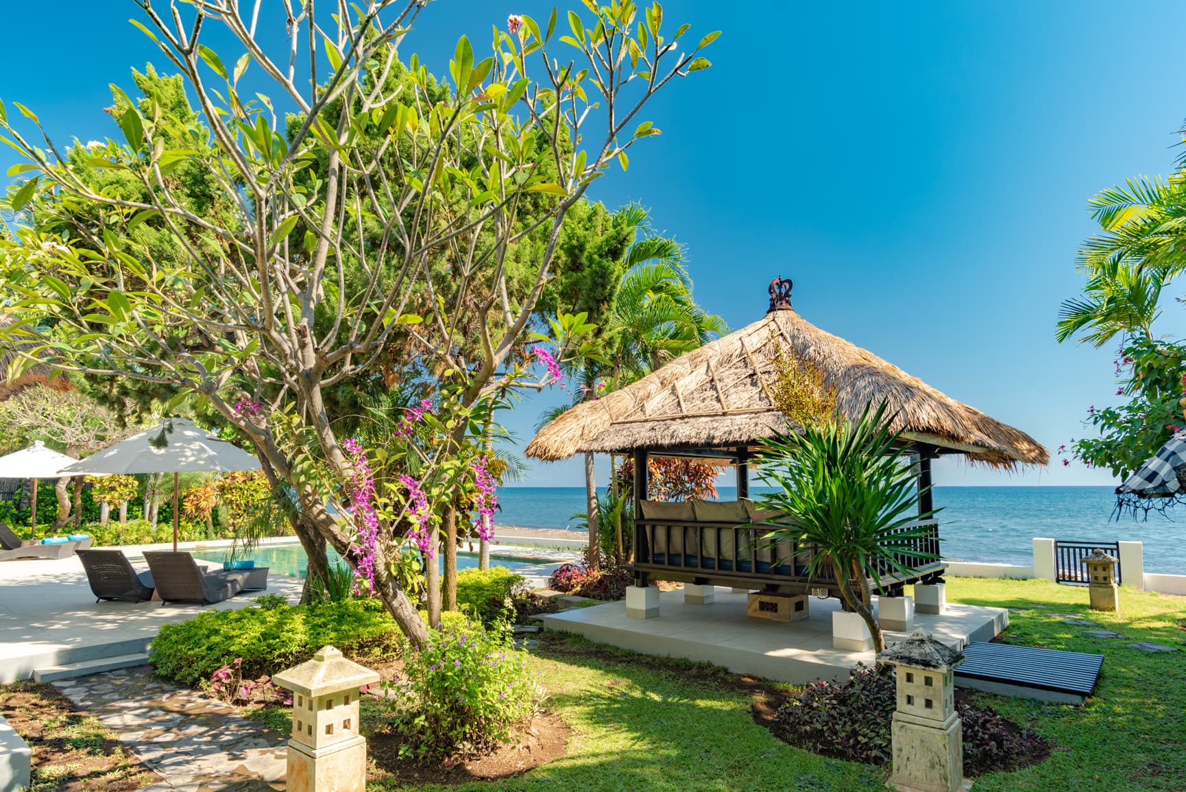 Villa Bersama — tuin, zwembad en strand (14)