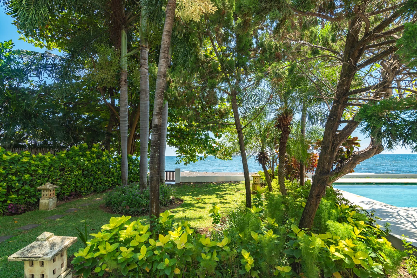 Villa Bersama — tuin, zwembad en strand (13)