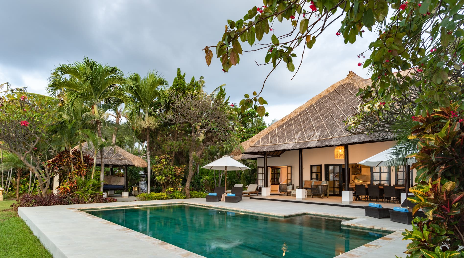 Villa Bersama — tuin, zwembad en strand (7)