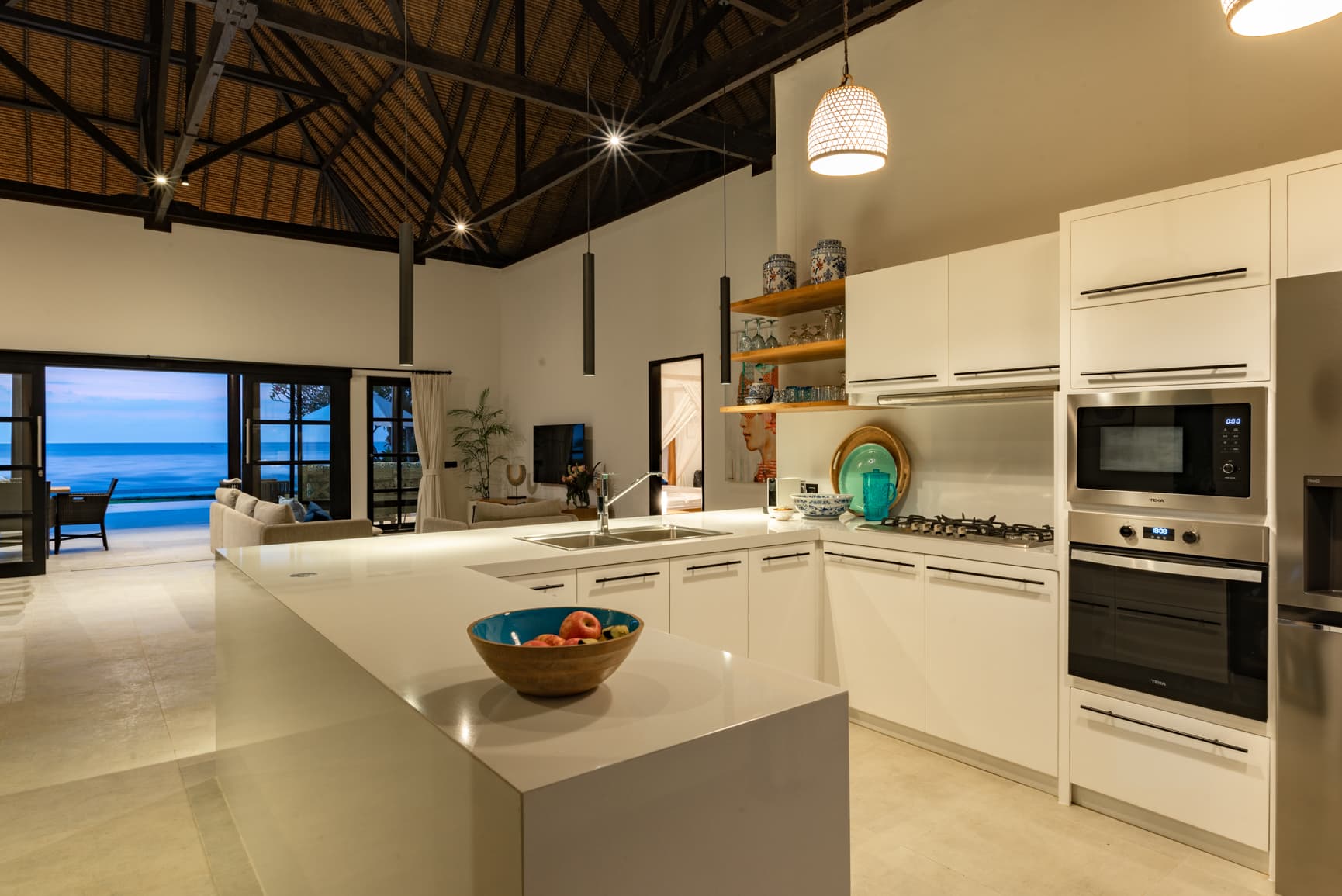 Villa Bersama — woonruimte en keuken (7)