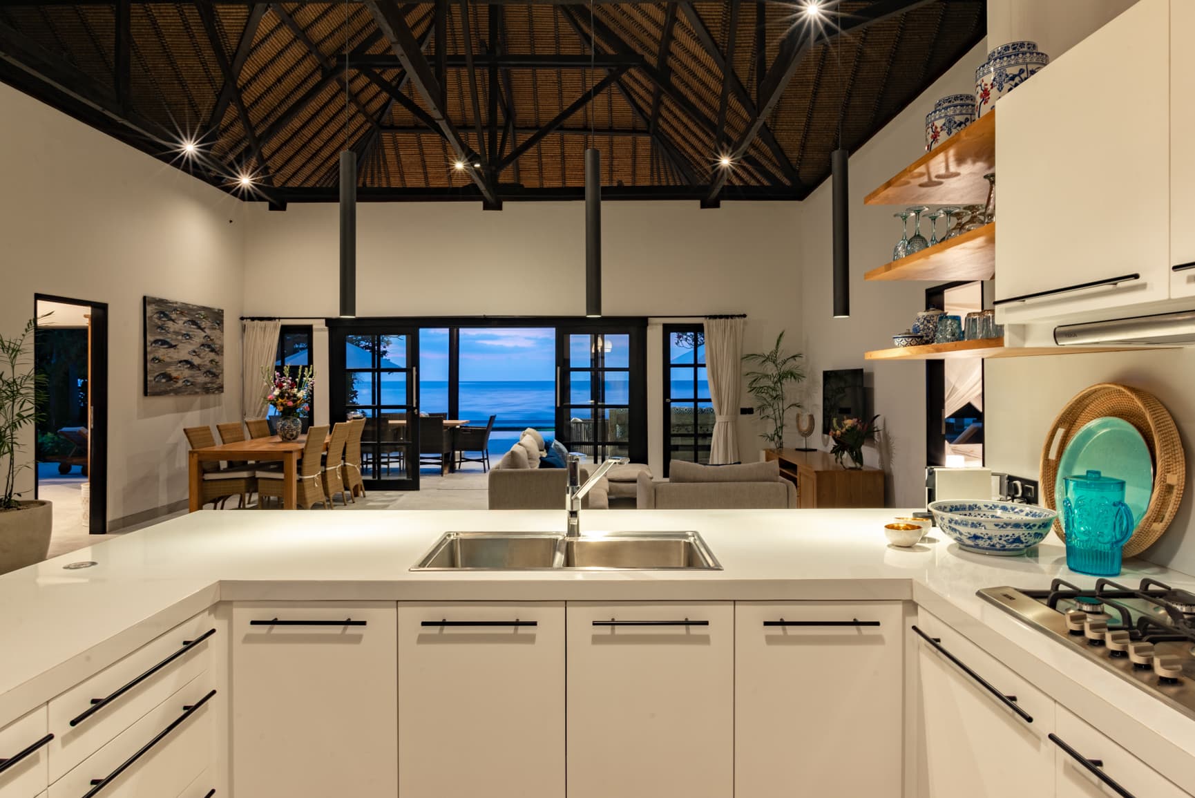 Villa Bersama — woonruimte en keuken (8)